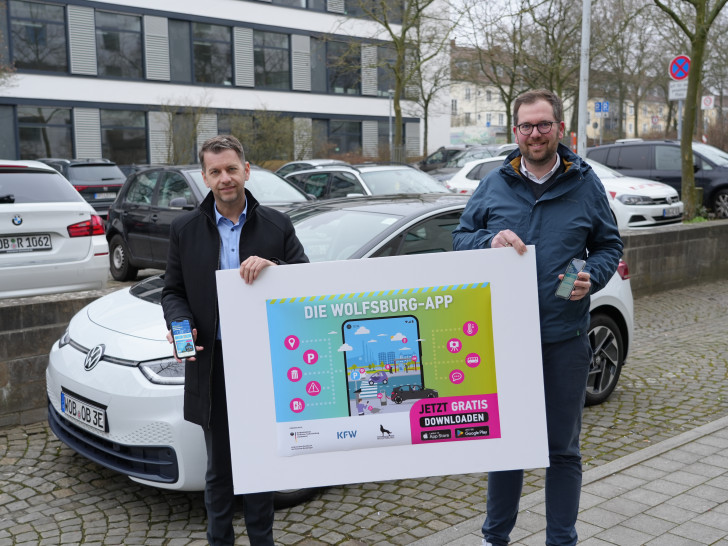 Stellten die neue Wolfsburg-App vor: Oberbürgermeister Dennis Weilmann und Jan Wilker (Stv. Leiter Referat Digitalisierung und Wirtschaft).