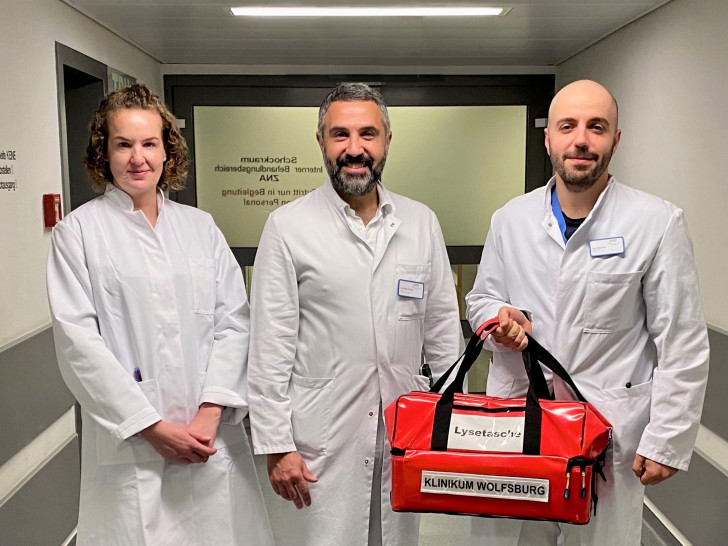 Freuen sich über die erfolgreiche Rezertifizierung der Schlaganfall-Einheit (Stroke Unit): Oberärztin Dr. Verena Mächler (li.), Chefarzt Dr. Hakan Cangür (Mi.) und Omar-Christian Popoviciu.
