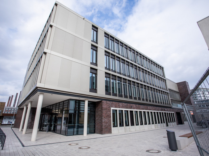 Außenaufnahme des neuen Gebäudes der Fakultät Gesundheitswesen der Ostfalia Hochschule für angewandte Wissenschaften am Standort Wolfsburg.