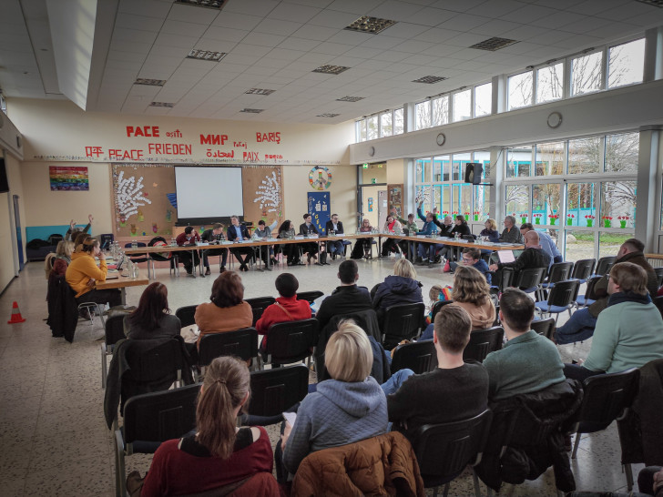 Die Sondersitzung des Schulausschusses fand in der Pausenhalle der Wilhelm Busch Grundschule statt. Einige Eltern hatten sich als Zuschauer eingefunden.