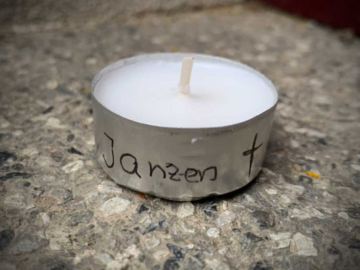 Diese Kerze mit Namen und Kreuz hinterließen die Täter Janzen vor seiner Haustür.