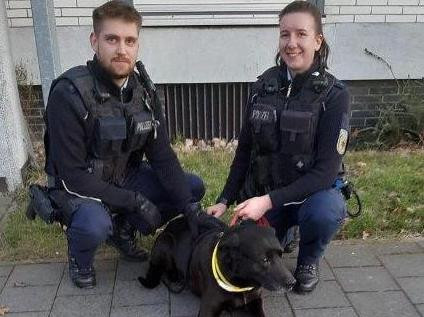 Die eingesetzten Bundespolizisten mit dem reisefreudigen Hund.