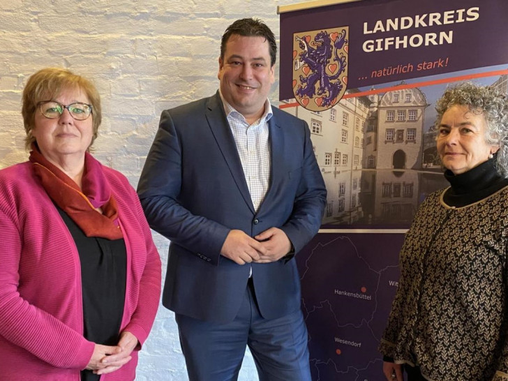 Jutta Leinemann (li.), Stabsstelle Integration des Landkreises Gifhorn), Landrat Tobias Heilmann und Josefin zum Felde (Leiterin Stabsstelle Integration) stellten die Bilanz für 2022 zum Projekt Integrationslotsen vor. 