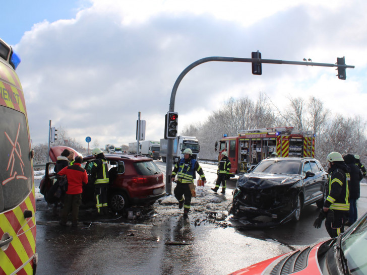Beide Fahrzeuge wurden durch den Zusammenstoß stark beschädigt.