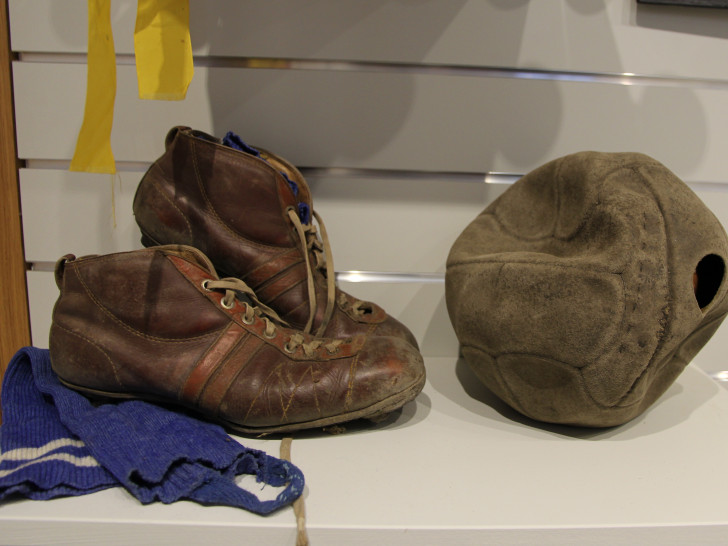 Einige spannende Exponate gibt es bereits. Wie hier die historische Fußballausstattung.