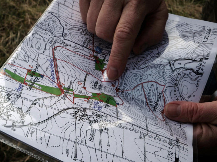  Die ursprüngliche Planung, den Lehrpfad als Rundweg um den verlandeten Fortuna-Teich zu führen, wurde zugunsten des Stichwegs verworfen.