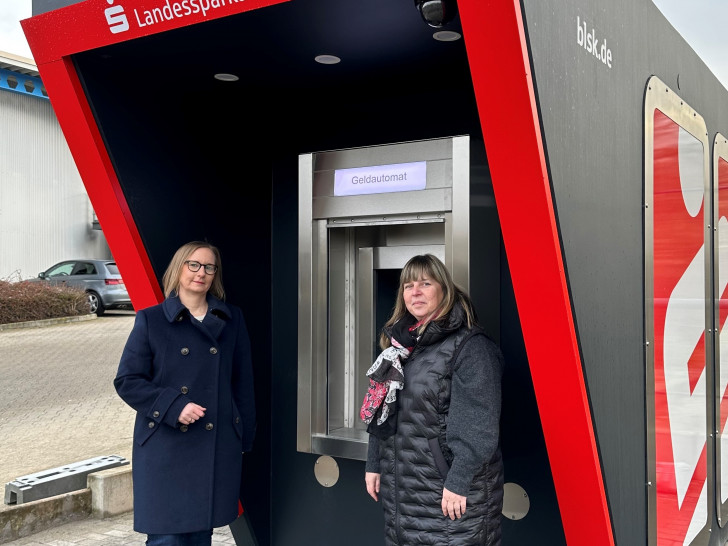 Daniela Christoph und Claudia Meißner von der BLSK haben den neuen Geldautomaten in Mascherode in Betrieb genommen.