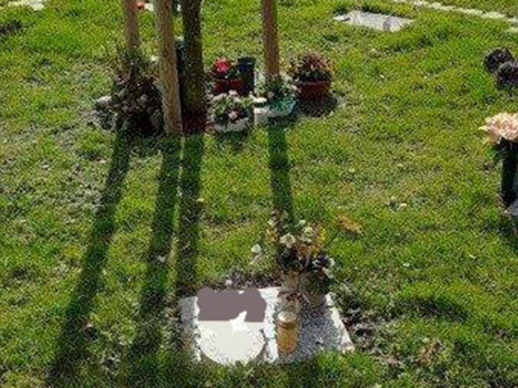 Der Grabschmuck auf dem Hauptfriedhof muss entfernt werden.