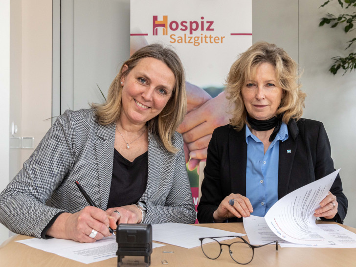 Hospiz-Geschäftsführerin Britta Bötel und Claudia Kayser, Vorstandsvorsitzende der BraWo Stiftergemeinschaft.