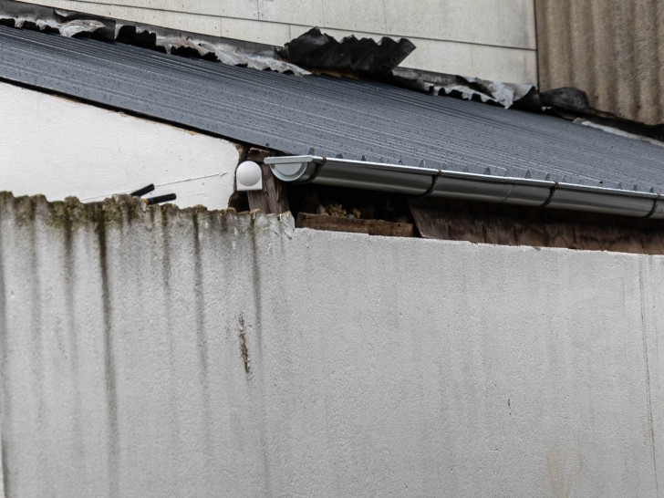 Dachplatten von der Baustelle einer Schlachterei riefen die Behörden auf den Plan.