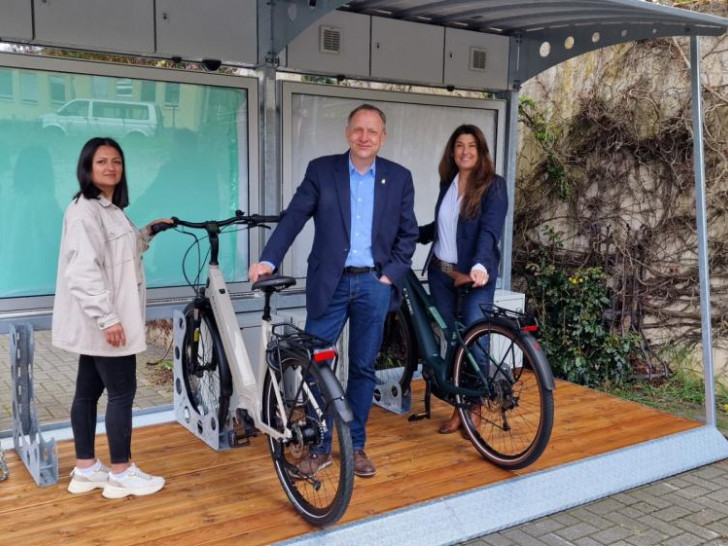 Freuen sich über die innovativen BikePorts (v.l.) Wirtschaftsförderin der Stadt Peine, Saha Onal-Elmas, Peines Bürgermeister Klaus Saemann und Anja Barlen-Herbig, Geschäftsführerin der Peine Marketing GmbH