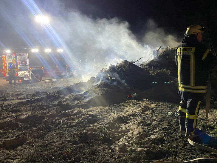 Die Feuerwehr musste zum Nachlöschen anrücken.