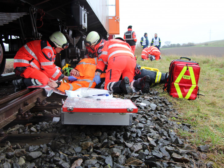 Versorgung im Gleisbett: Johanniter-Einsatzkräfte kümmern sich um einen Schwerverletzten. 