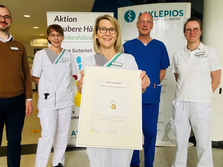 Freuen sich über die Gold-Auszeichnung: Das Hygieneteam der Asklepios Klinik Schildautal um die Krankenhaushygienikerin in Ausbildung, Fachärztin Wiebke Kliebsch (r.) mit den Hygienefachkräften Katrin Mittendorf-Oberbeck (vorne) und Antje Peckhaus, sowie Ärztlicher Direktor, Dr. med. Ralph U. Mletzko (2.v.rechts) und Klinik-Geschäftsführer Sebastian von der Haar.