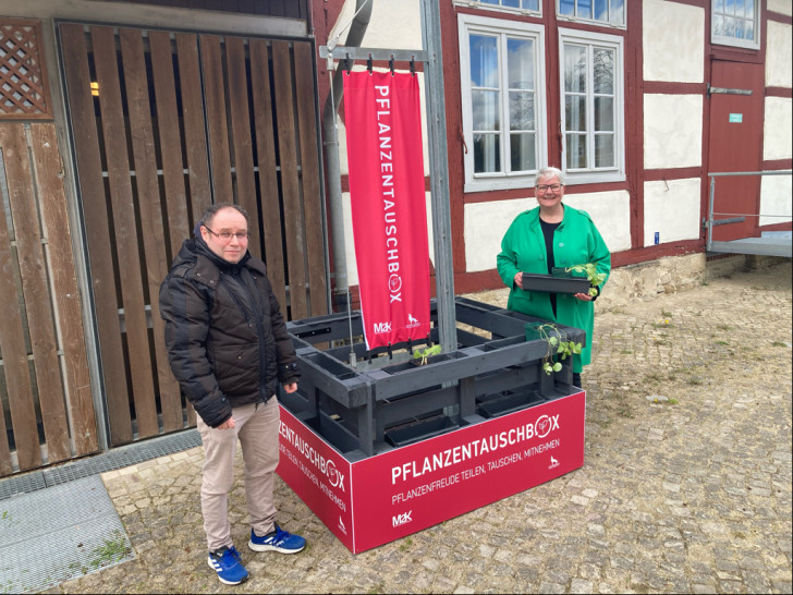 Die Pflanzentauschbox vor dem Stadtmuseum am Schloss Wolfsburg lädt Hobbygärtner zum Austausch von Pflanzen ein.