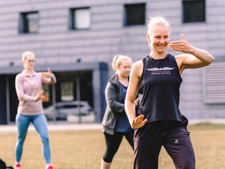 Teilnehmende bei BürgerSport im Park 2022.