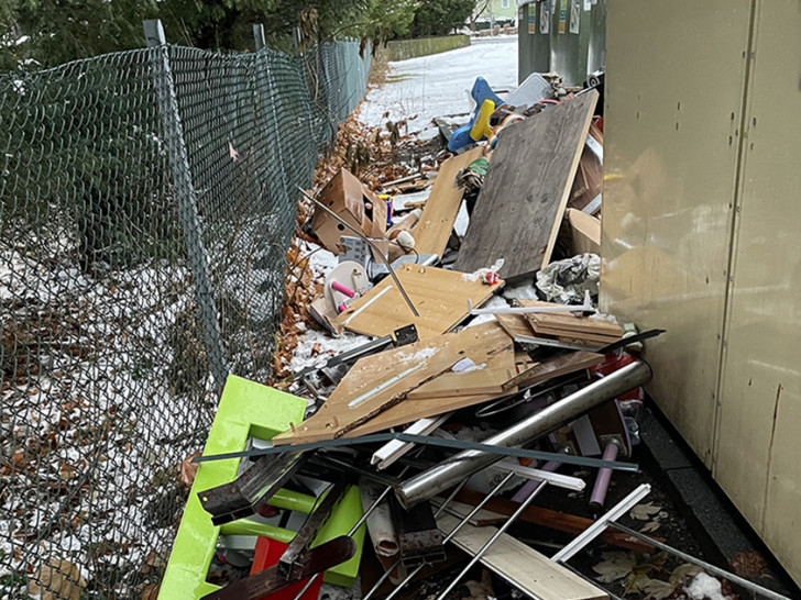 Illegale Müllablagerung am Depotstandort in der Feldstraße.