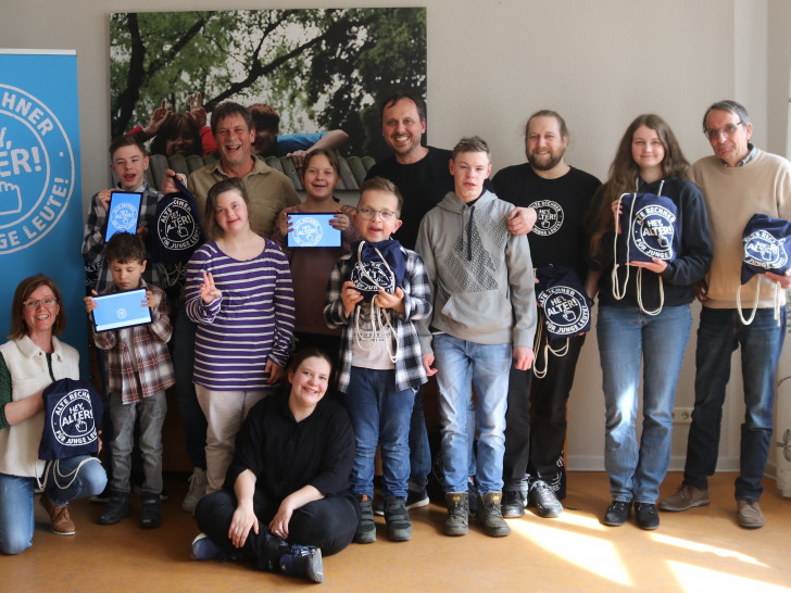 Große Freude bei allen Beteiligten: Hey, Alter!-Gründer Martin Bretschneider (Mitte) und sein Projektteam überreichten die Tablets an die Leitungskräfte der esn-Standorte sowie an die Kinder und Jugendlichen aus dem Landhaus Querum.