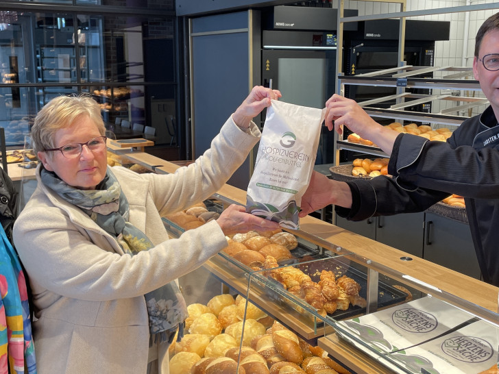 Carsten Richter stellt seine neuen Brötchentüten vor. Darauf wirbt er um Spenden für das im Bau befindliche HospizZentrum. Die Hospizdamen Ulrike Jürgens (links) und Heidemarie Wypich bedanken sich für diese originelle Unterstützung.