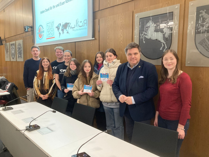 Einzigartige Erinnerungen auf Film gebannt – Jessica Rudolph (1.v.r.) von der Kreisjugendpflege, stellvertretender Landrat Uwe Schäfer (2.v.r.) sowie Teilnehmende der internationalen Jugendbegegnung 2022 im Großen Sitzungssaal nach der Filmpräsentation.