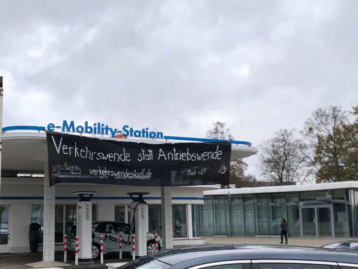 Eine Banner-Aktion von Amsel44 an der e-Mobility-Station in Wolfsburg.