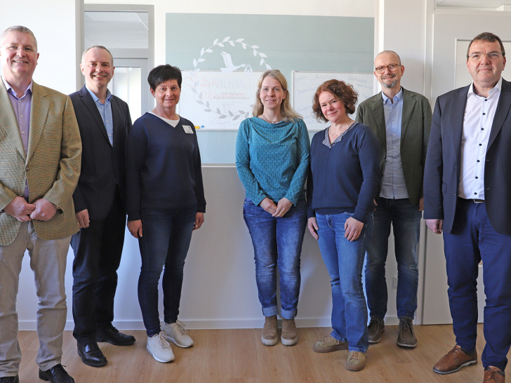 Matthias Buhles (Chefarzt der Klinik für Gynäkologie und Geburtshilfe), Bernd Retzki (Dezernent für Schule, Jugend und Soziales im Landkreis Wolfenbüttel, Michaela Göbel (Abteilungsleiterin), Diana Junge (Hebamme, Storchennest 51), Annette Scheffer (Leiterin Fachstelle Frühe Hilfen), Jörg Hermann (Abteilungsleiter Beratungsstelle für Eltern, Kinder und Jugendliche) und Axel Burghardt (Geschäftsführer Städtisches Klinikum Wolfenbüttel) freuen sich über die Vertiefung der Kooperation (v. li.). 