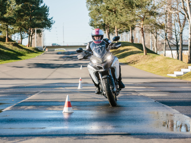 Das Training in der Autostadt dient der Sicherheit.