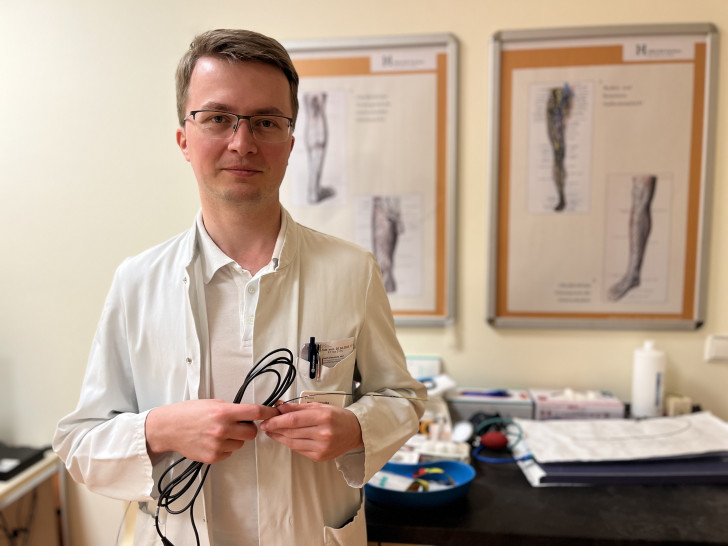 Dr. Robert Kapolka, Oberarzt der Gefäßchirurgie in der Helios St. Marienberg Klinik Helmstedt, mit einem Katheter für die minimal-invasive Radiofrequenz Ablation.