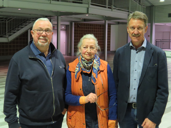 Ortsbürgermeister von Lehre Heinrich Köther (links) und Gemeinderatsvorsitzender Jürgen Haberland gratulieren Monika Frickmann-Kolbe.