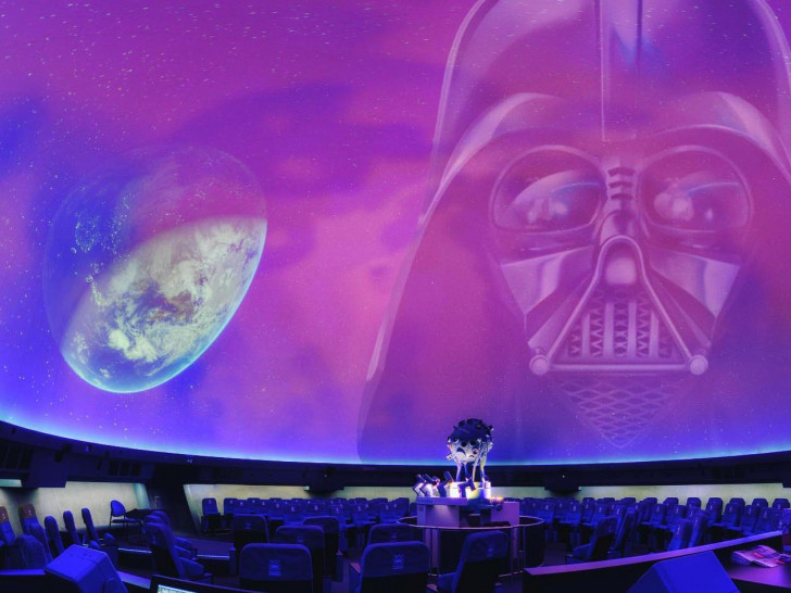 Im Wolfsburger Planetarium gibt es ein galaktisches Programm für kleine und große Fans.