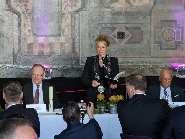 Goslars Oberbürgermeisterin Urte Schwerdtner in der Mitte ihrer Sitznachbarn Stephan Weil (li.), niedersächsischer Ministerpräsident, und Goslars Ehrenbürger Hans-Joachim Tessner (re.) während ihrer ersten Pancket-Rede.