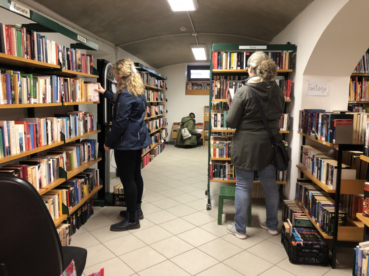 Die Regale für den einwöchigen Bücherflohmarkt im Gewölbekeller der Stadtbücherei Wolfenbüttel im Kulturbahnhof sind gut gefüllt.