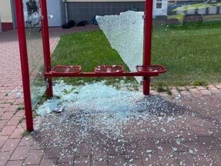 Die Scheibe der Bushaltestelle wurde eingeworfen.