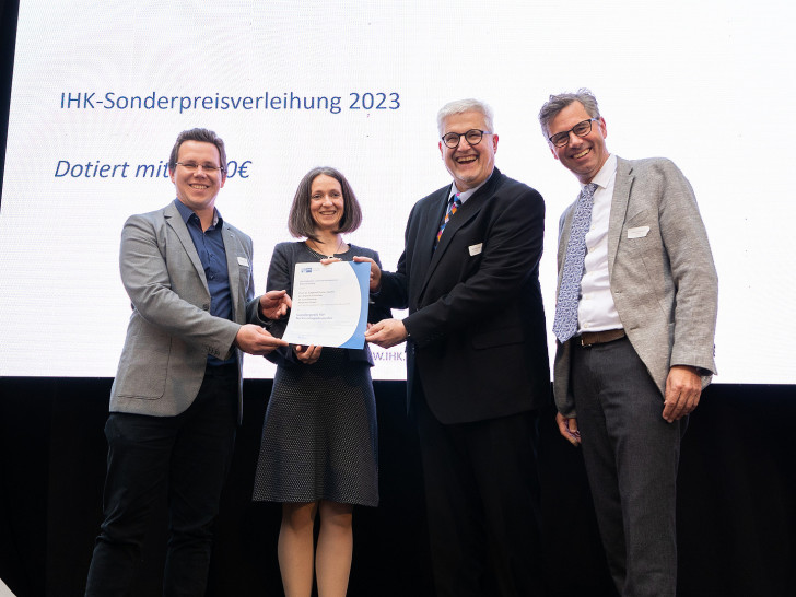 Über den Sonderpreis der IHK freuen sich (von links nach rechts): Benjamin Gloger, Dr. Shanna Schönhals, Dr. Siegfried Hackel (alle PTB) sowie IHK-Präsident Tobias Hoffmann.