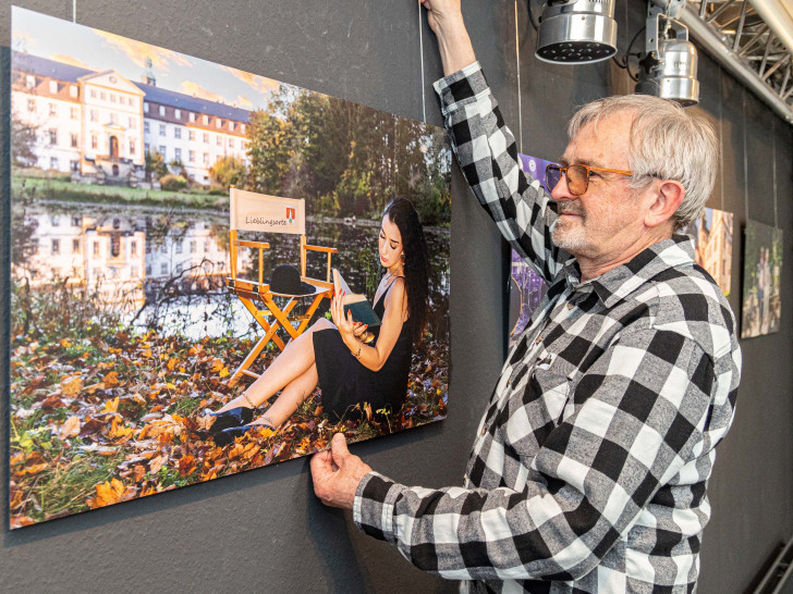 „Passt alles?“ Fotojournalist Rudolf Karliczek beim Aufhängen seiner Bilder in der Begegnungsstätte „Brücke“ des Fredenberg Forums. Die Werke sind noch bis 6. Juli dort ausgestellt.