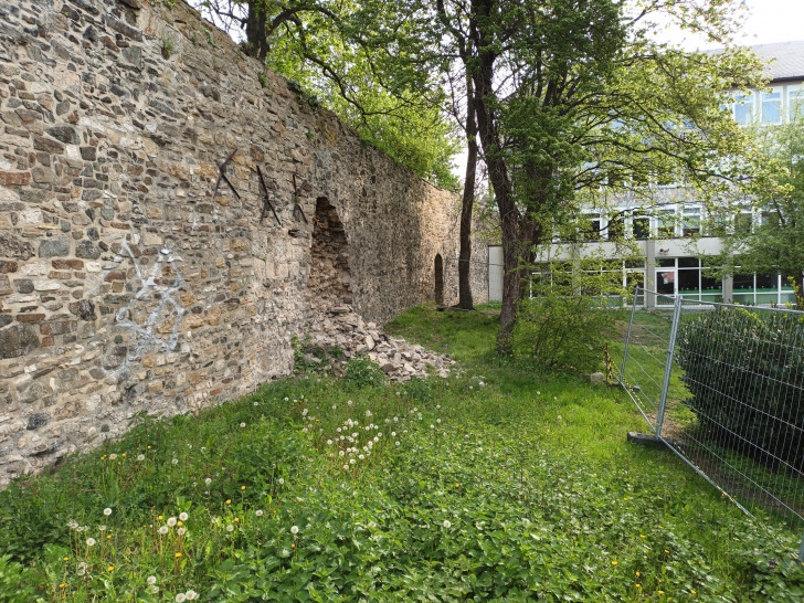 Die historische Stadtmauer entlang des Grundstückes des Goslarer Ratsgymnasiums muss repariert werden. Seit Schadenseintritt ist die Stelle mit Bauzäunen gesichert.