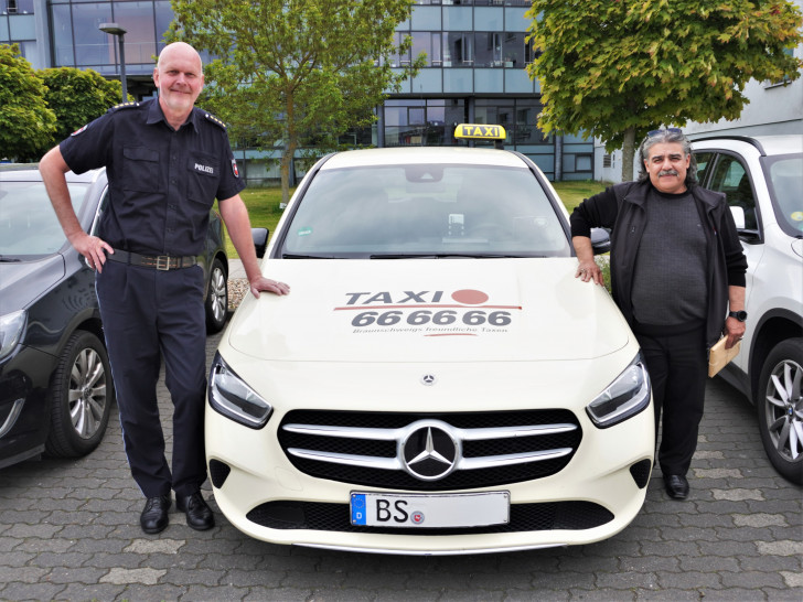 Der Leiter der Polizeiinspektion Braunschweig, Thomas Bodendiek (l.) würdigte die Zivilcourage des Braunschweiger Taxifahrers A. Karahan.