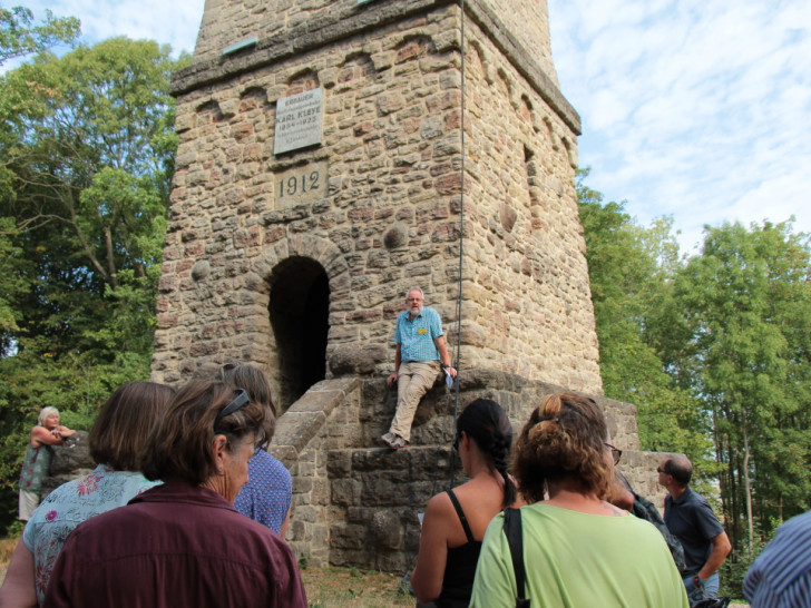 Martin Meier vom Förderkreis Heeseberg-Museum erklärt einer Besuchergruppe die Geschichte des Heesebergturms (2022).