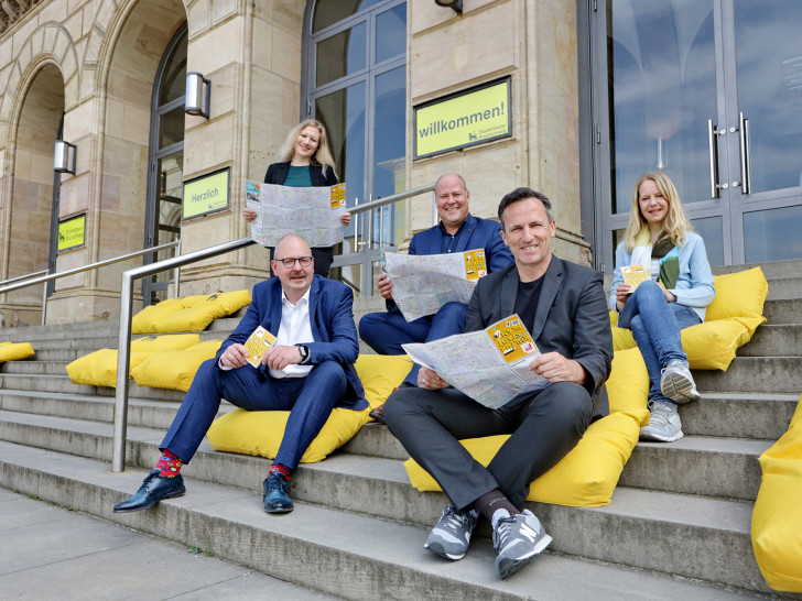 Freuen sich über den neuen Kulturstadtplan: (v. l. n. r.) Karsten Ziaja (1. Vorsitzender des ATB), Franziska-Luise Brunke (Projektleitung Braunschweig Stadtmarketing GmbH), Carsten Graf (PSD-Bank), Dr. Ulf Hilger (Kulturinstitut und Vertreter der Kulturschaffenden), Nina Bierwirth (Leitung ATB-Geschäftsstelle).