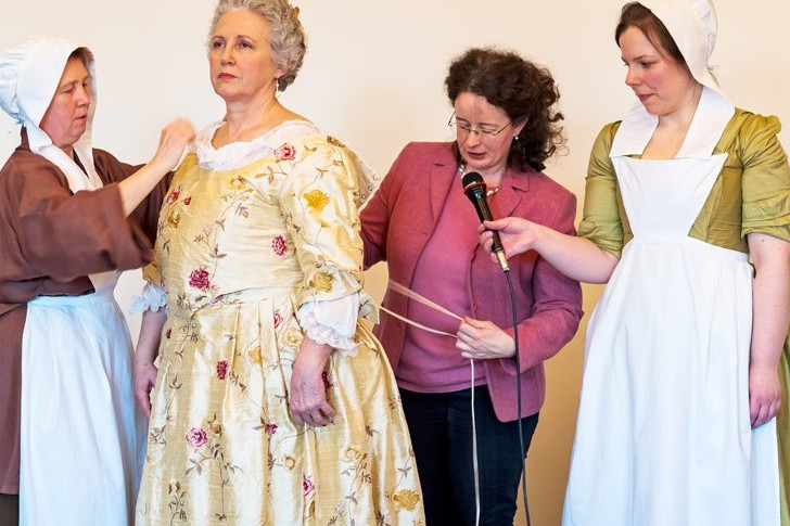 Kostümhistorikerin Marita Müller (zweite von rechts) erklärt den Look der Gräfin Anna Adelheit Catharina von der Schulenburg-Beetzendorf alias Rita Techen-Müller (zweite von links).
