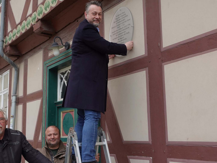  Bürgermeister Ivica Lukanic brachte unterstützt von Michael Sandte und Musa Irilci die Erinnerungstafel am Haus an.
