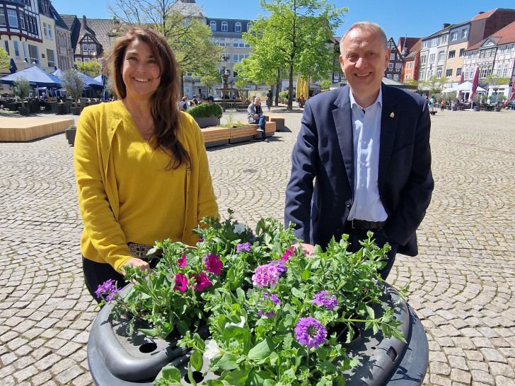 Peines Bürgermeister Klaus Saemann und Anja Barlen-Herbig, Geschäftsführung der Peine Marketing GmbH, haben die neu gelieferten Blumenpots gleich in Augenschein genommen. 