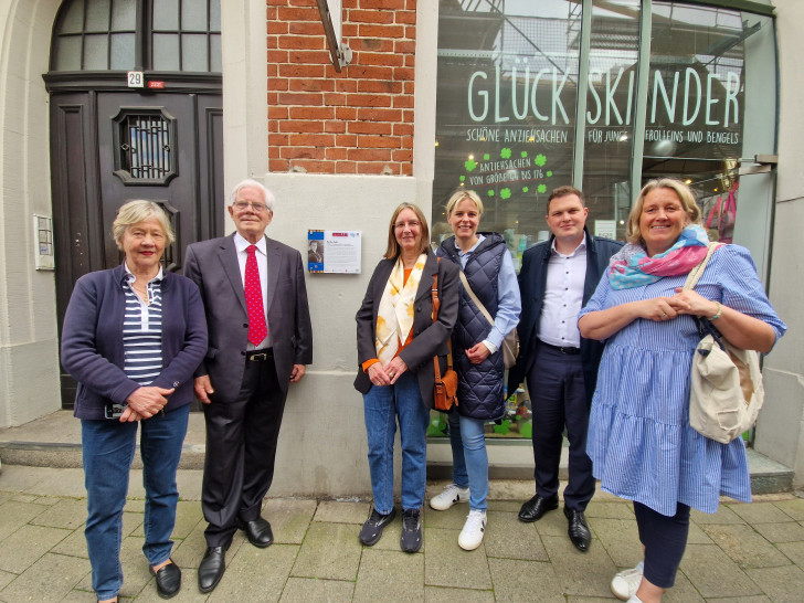 Enthüllten die Gedenktafel an Martha Fuchs in der Straße Ölschlägern: Isolde Saalmann, Gerhard Glogowski, Regina Blume, Julia Retzlaff, Philipp Raulfs und Michaela Römmeler (von links). 