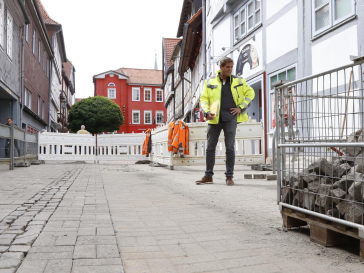 Alexander Simons berichtet über den Abschluss der Arbeiten im Bereich „Am Alten Tore“ und informiert über die weiteren Arbeiten in der Fußgängerzone.