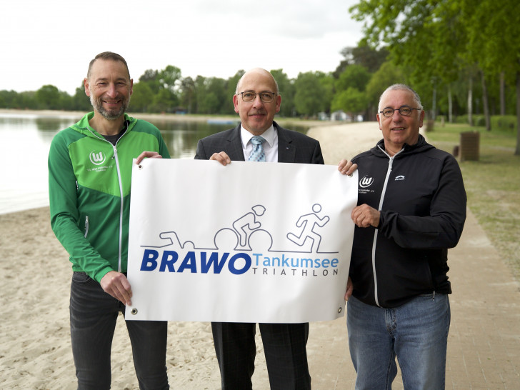 Stephan Ehlers (VfL Wolfsburg e.V.), Jörg Tiede (Volksbank eG BraWo) und René Schaab (VfL Wolfsburg e.V.) freuen sich auf den Triathlon unter neuem Namen.