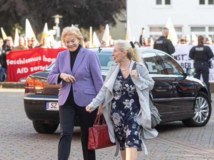 Vor den Augen vieler Gegendemonstranten: Erika Steinbach wird von Patricia Mair (AfD Salzgitter) in Empfang genommen.