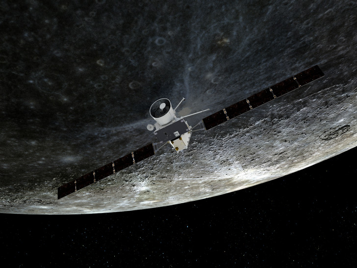 Künstlerische Darstellung des Vorbeiflugs der BepiColombo-Sonde am Merkur. Das Raumfahrzeug führt neun Schwerkraft-Bremsmanöver durch (eines an der Erde, zwei an der Venus und sechs an Merkur), bevor es 2025 in eine Umlaufbahn um den innersten Planeten des Sonnensystems eintritt.