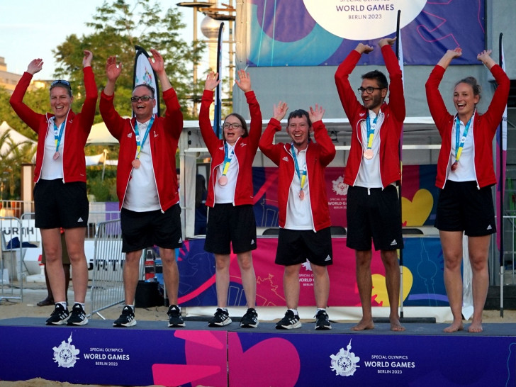 Jubel bei der Siegerehrung: Beachvolleyball-Team der Lebenshilfe Braunschweig wird nach einsatzstarken Spielen bei den Special Olympics Weltspielen mit Bronze belohnt - Mareike Steffen, Marcel Slotta, Kaya Schöbel, Marcel Glindemann, Max Geiger und Pauline Clauß (von links).