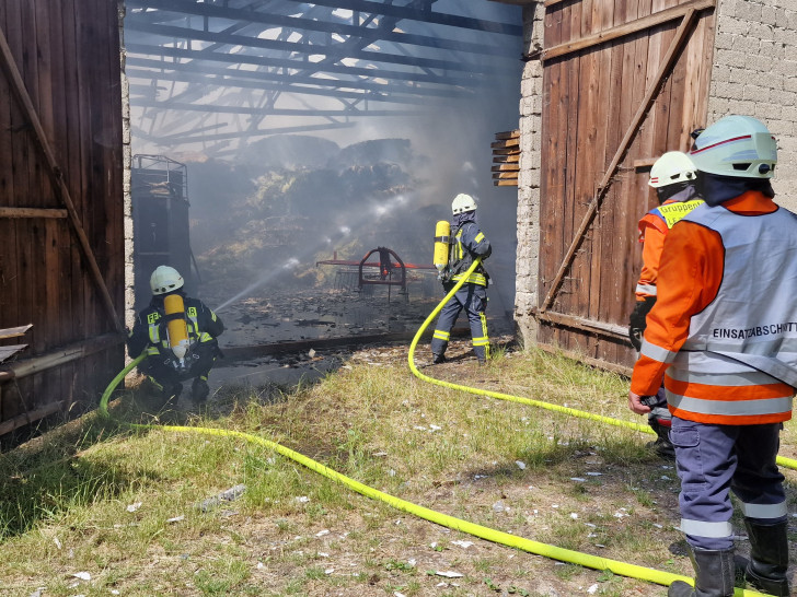Am Samstagnachmittag kam es laut Feuerwehr zu einem Großbrand in der Samtgemeinde Wesendorf. 