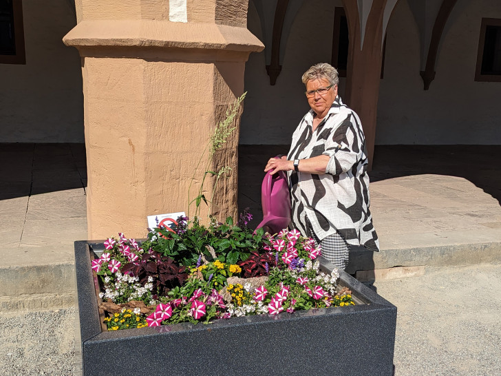 Inge Rühle während ihrer morgendlichen Gießrunde über den Goslar Marktplatz – bereits seit mehr als 15 Jahren ein sommerliches Ritual.